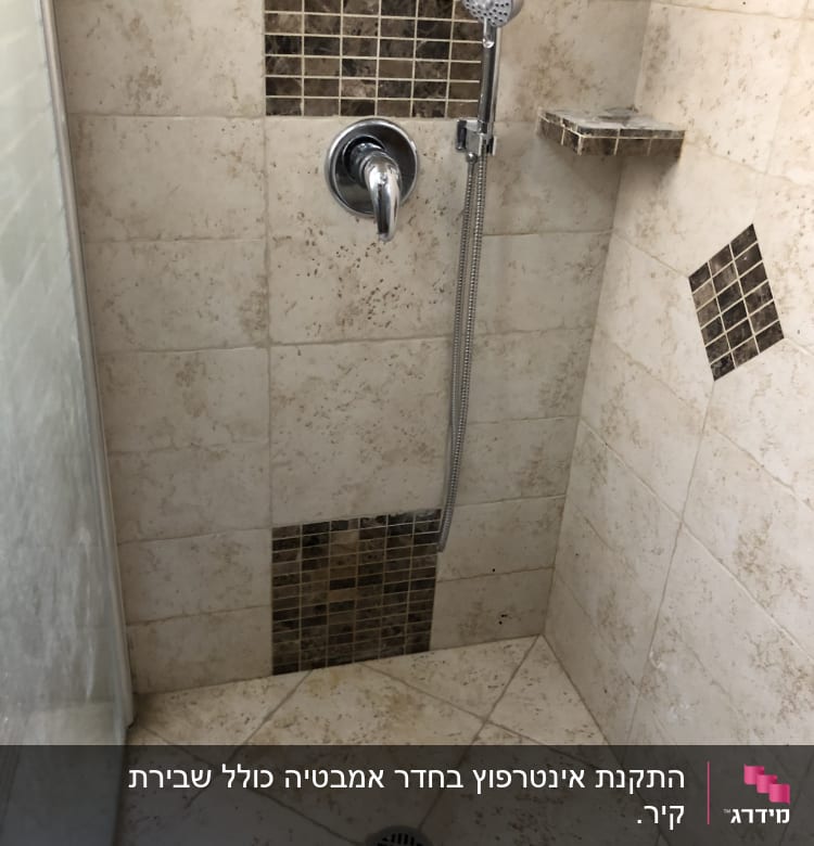 מקלחת עם ראש טוש וכפתור מים